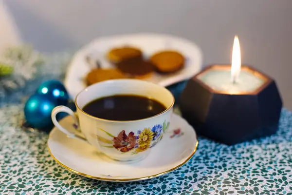 Taza de café, velas, galletas y decoraciones navideñas sobre un fondo azul —  Fotos de Stock