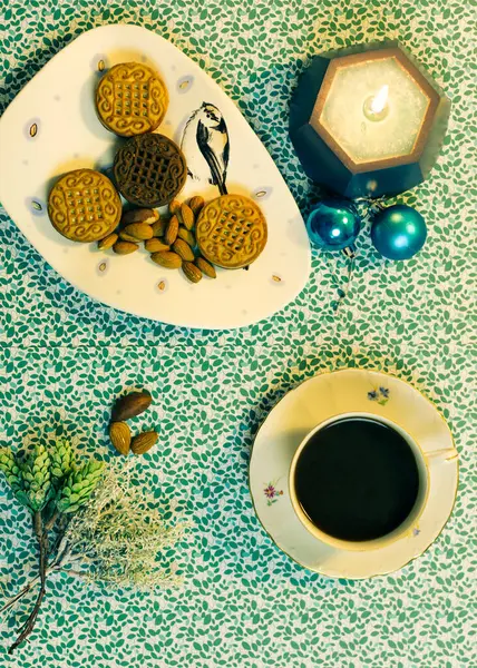 Taza de café, velas, galletas y decoraciones navideñas sobre un fondo azul —  Fotos de Stock