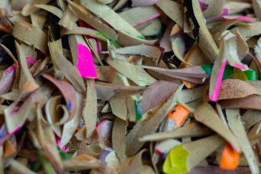 Beyaz arka planda renkli kalemlerin talaşları. Makro çekim.