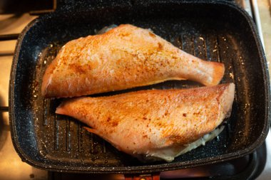 Tavada levrek pişiriyorum.