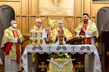 Kutsal Üçlü Kilisesi 'nde Başpiskopos Tadeusz Kondrusiewicz 