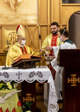 Kutsal Üçlü Kilisesi 'nde Başpiskopos Tadeusz Kondrusiewicz 