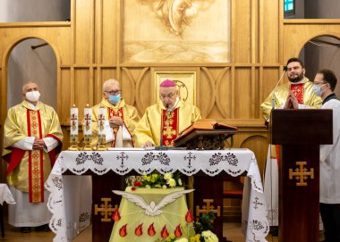 Kutsal Üçlü Kilisesi 'nde Başpiskopos Tadeusz Kondrusiewicz 