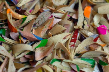Beyaz arka planda renkli kalemlerin talaşları. Makro çekim.