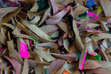 Beyaz arka planda renkli kalemlerin talaşları. Makro çekim.