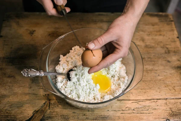 Розбиває куряче яйце і додає до сиру — стокове фото