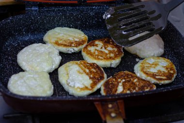 Evde tavada kızarmış peynirli kek.