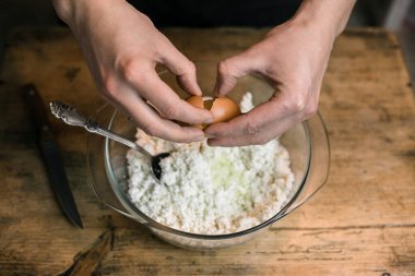 Bir tavuk yumurtası kırar ve eklenir.