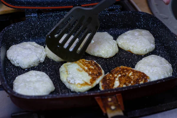 フライパンで自宅でチーズケーキを炒める — ストック写真