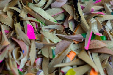 Beyaz arka planda renkli kalemlerin talaşları. Makro çekim.