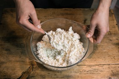 Cam kasede kaşıkla kaymağı karıştır.