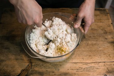 Tavuk yumurtasıyla kaymak. Güveç pişiriyorum..