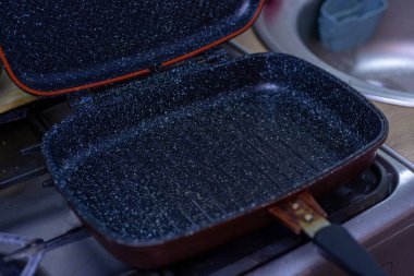 Mutfaktaki gaz sobasının tepsisi.