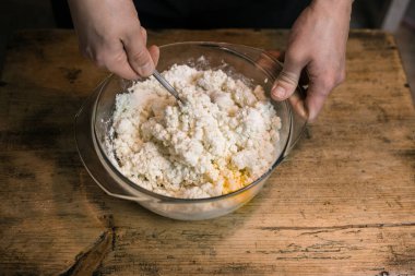 Tavuk yumurtasıyla kaymak. Güveç pişiriyorum..