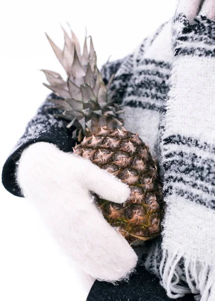 Meisje in wanten houdt ananas in de winter — Stockfoto