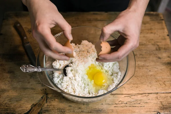 Розбиває куряче яйце і додає до сиру — стокове фото