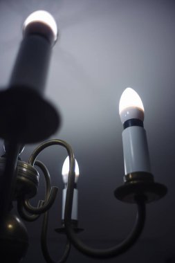 Beyaz tavanda LED ampulleri olan eski lamba