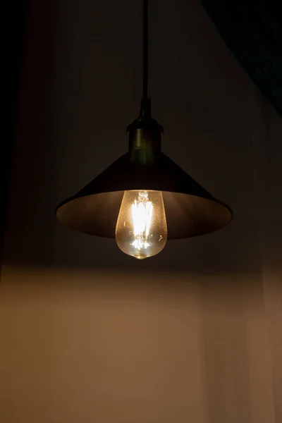 Lâmpada com uma lâmpada incandescente vintage no quarto — Fotografia de Stock