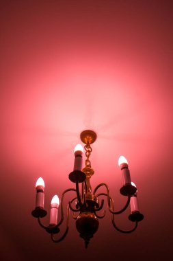 Beyaz tavanda LED ampulleri olan eski lamba