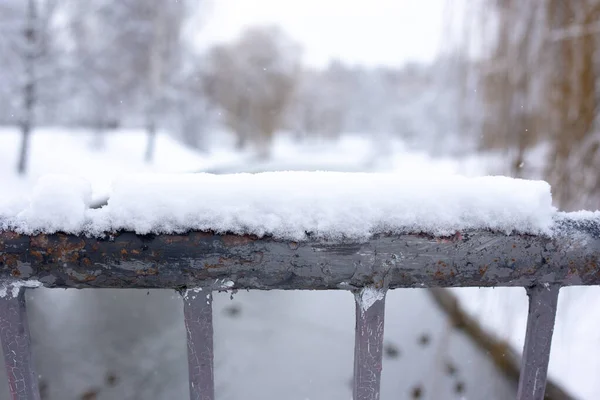 白雪背景上的钢栏杆 — 图库照片