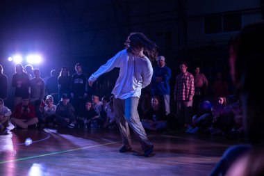  Dans Şampiyonası Sokak Stili Yarışması. Profesyonel dansçılar arasındaki kavgalar.