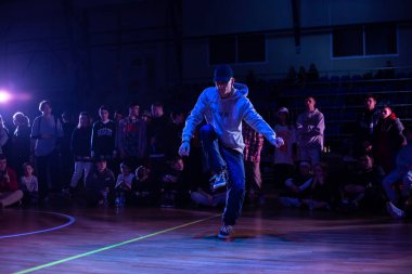  Dans Şampiyonası Sokak Stili Yarışması. Profesyonel dansçılar arasındaki kavgalar.