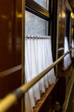 Tren vagonunun camındaki dantel perdeler.