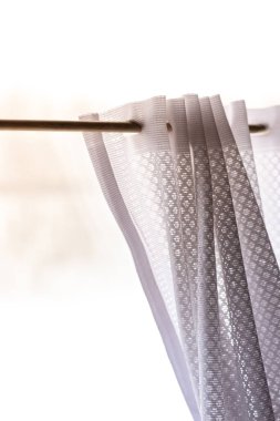 Tren vagonunun camındaki dantel perdeler.