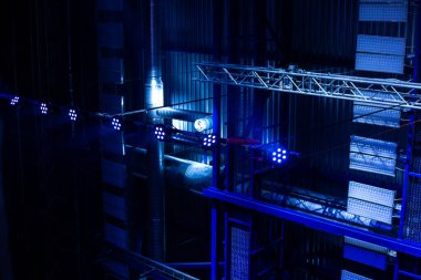 Spor kompleksinin tavanında iletişim.