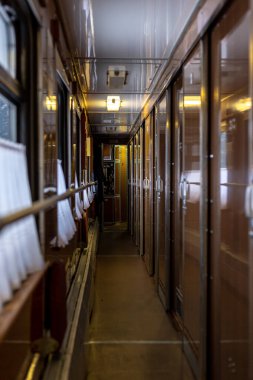 Caridor trenin yolcu vagonunda.