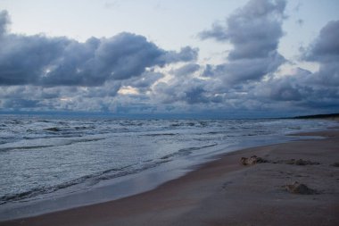 Bulutlu ve dalgalı akşam deniz manzarası. Dramatik Deniz Burnu.