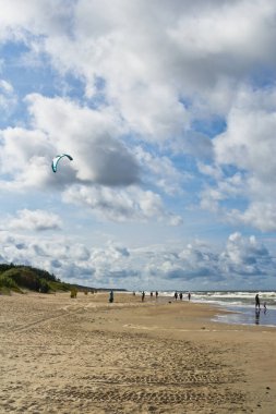 Gün boyunca sahil. Bulutlar ve deniz dalgaları.