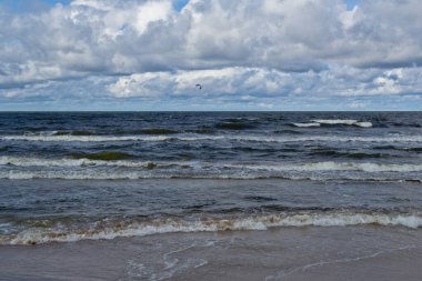 Gün boyunca sahil. Bulutlar ve deniz dalgaları.