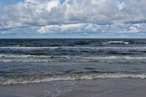 Gün boyunca sahil. Bulutlar ve deniz dalgaları.