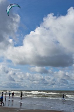 Denizin üstündeki gökyüzünde uçurtma. Uçurtma sörfü ve uçurtma.