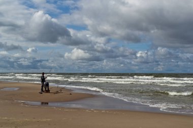 Denizin kumlu sahillerinde balıkçılar