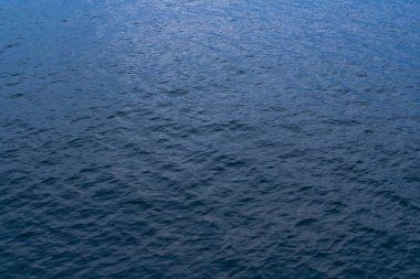 Denizde sakinim. Yukarıdan deniz manzarası.