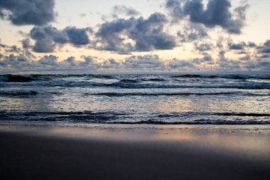 Bulutlu ve dalgalı akşam deniz manzarası. Dramatik Deniz Burnu.