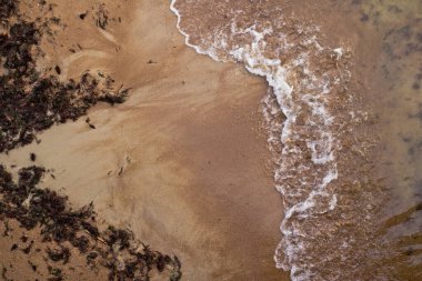 Kumsal ve dalgalar. Yukarıdan görüntüle.