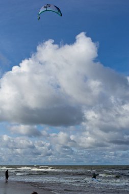 Denizin üstündeki gökyüzünde uçurtma. Uçurtma sörfü ve uçurtma.