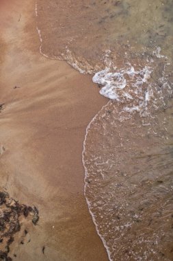 Kumsal ve dalgalar. Yukarıdan görüntüle.