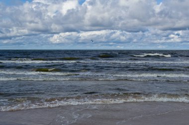 Gün boyunca sahil. Bulutlar ve deniz dalgaları.