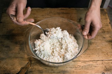 Cam kasede kaşıkla kaymağı karıştır.