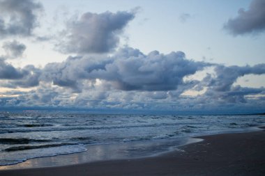 Bulutlu ve dalgalı akşam deniz manzarası. Dramatik Deniz Burnu.