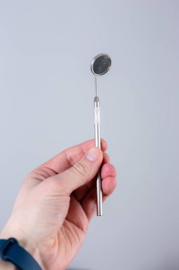 Gri arkaplandaki diş aynası