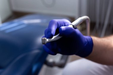 Dişçide elinde matkap var. Diş ekipmanları.