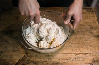 Tavuk yumurtasıyla kaymak. Güveç pişiriyorum..