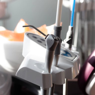 Diş muayenehanesinde diş tedavisi araçları