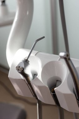 Diş muayenehanesinde diş tedavisi araçları