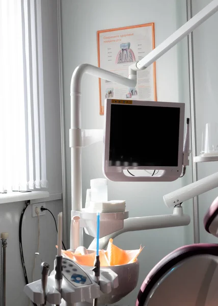 Equipo para el tratamiento de los dientes en el consultorio dental — Foto de Stock